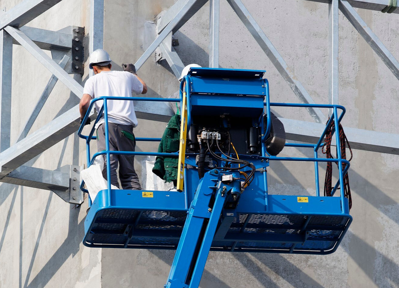 Piattaforme aeree e manutenzione delle facciate: sicurezza e prevenzione in città