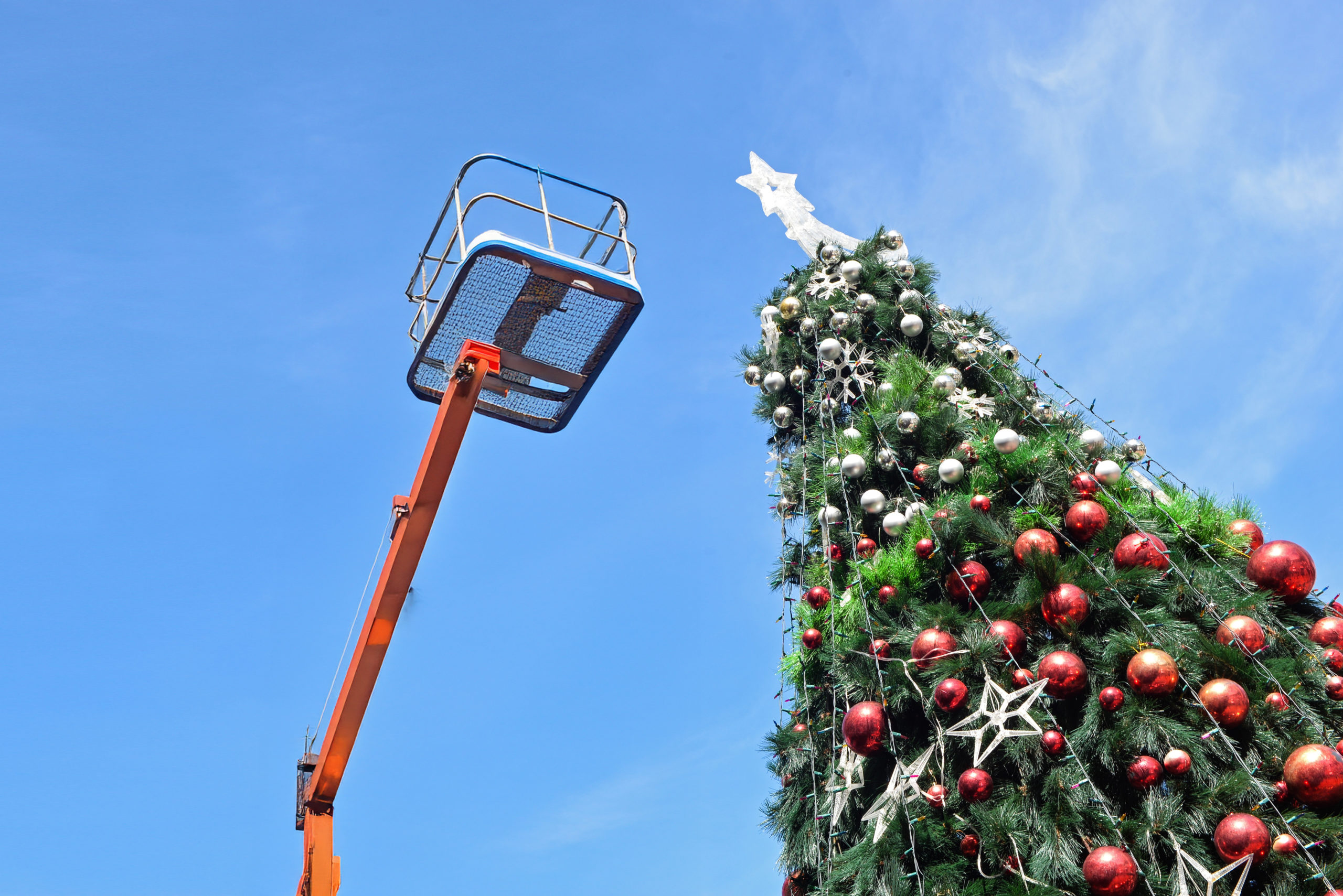Illuminare il Natale in sicurezza: le piattaforme aeree di Poti Noleggi